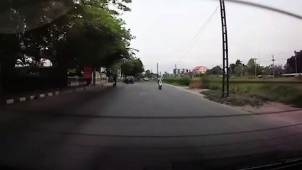 Un homme en scooter oublie de freiner et brise la vitre d’une voiture avec sa tête