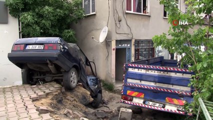 Başakşehir'de vinç yüklü kamyonet bir evin bahçesine uçtu