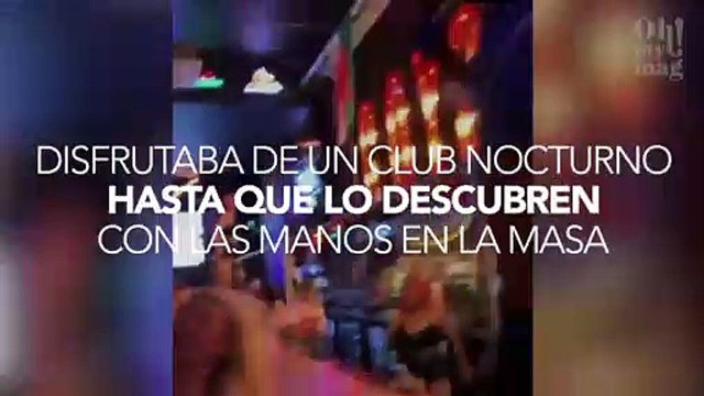 Disfrutaba con sus amigos de un club nocturno hasta que lo descubren con las manos en la masa