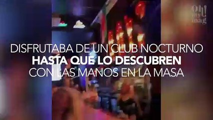 Disfrutaba con sus amigos de un club nocturno hasta que lo descubren con las manos en la masa
