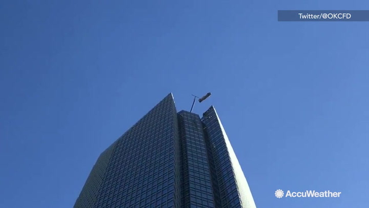 Frightening scene for window washers above Oklahoma City caught on camera