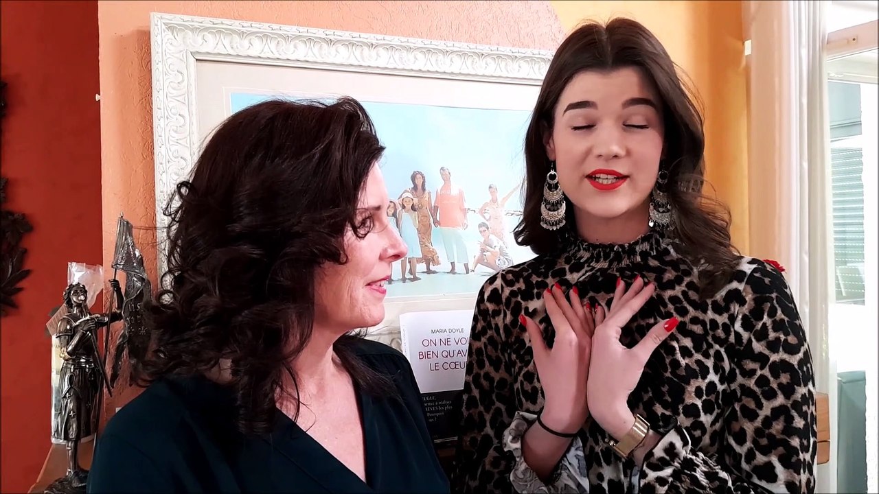 Maria Doyle, non-voyante, aux côtés de sa fille Tara Cuche, candidate à l'élection de Miss Meurthe-et-Moselle