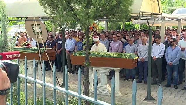 Ailesine 'şerbet' diye siyanür içirdi - Anne ve babanın cenaze namazı - İZMİR