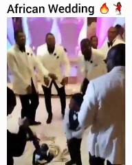 Quand le garçon d'honneur vole la vedettes du mariage. Admirez le !