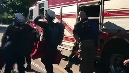 Gökdelenin temizlik asansörü kontrolden çıktı, işçiler mahsur kaldı