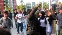 Jóvenes radicales de la CUP insultan a Abascal a la entrada de un acto de Vox en Barcelona