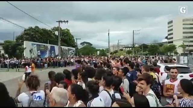 Alunos, professores e servidores já começam a se concentrar no Teatro Universitário