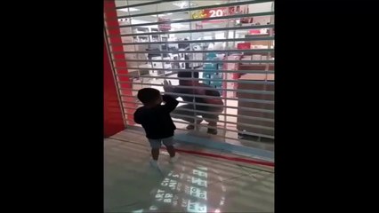 Tải video: La blague cruelle mais tellement drôle de ce papa qui fait croire à son fils qu'il est enfermé dans le magasin