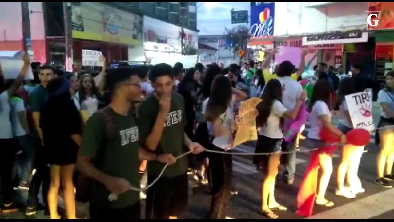 Estudantes do Instituto Federal do Espírito Santo (IFES), campus Linhares, se concentraram na Praça Nestor Gomes, no Centro da cidade por volta das 17h
