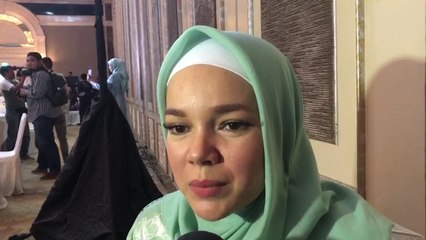 Kenang Alamarhum Orangtua, Dewi Sandra Ingin Meminta Maaf