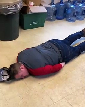 Un homme a la curieuse idée de se laisser tomber au sol avec les mains dans les poches