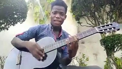 Cet homme qui fait un cover de " Amina " a une voix très mélodieuse. Ecoutez !