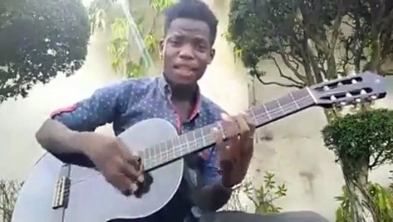 Cet homme qui fait un cover de " Amina " a une voix très mélodieuse. Ecoutez !