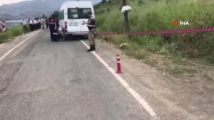 Lastiği Patlayan Okul Servisi Elektrik Direğine Çarptı: 1 Ölü, 1 Yaralı