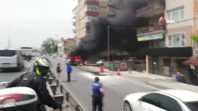 Küçükçekmece E-5 Yan Yol Avcılar İstikametinde Bir Araç Alev Aldı.