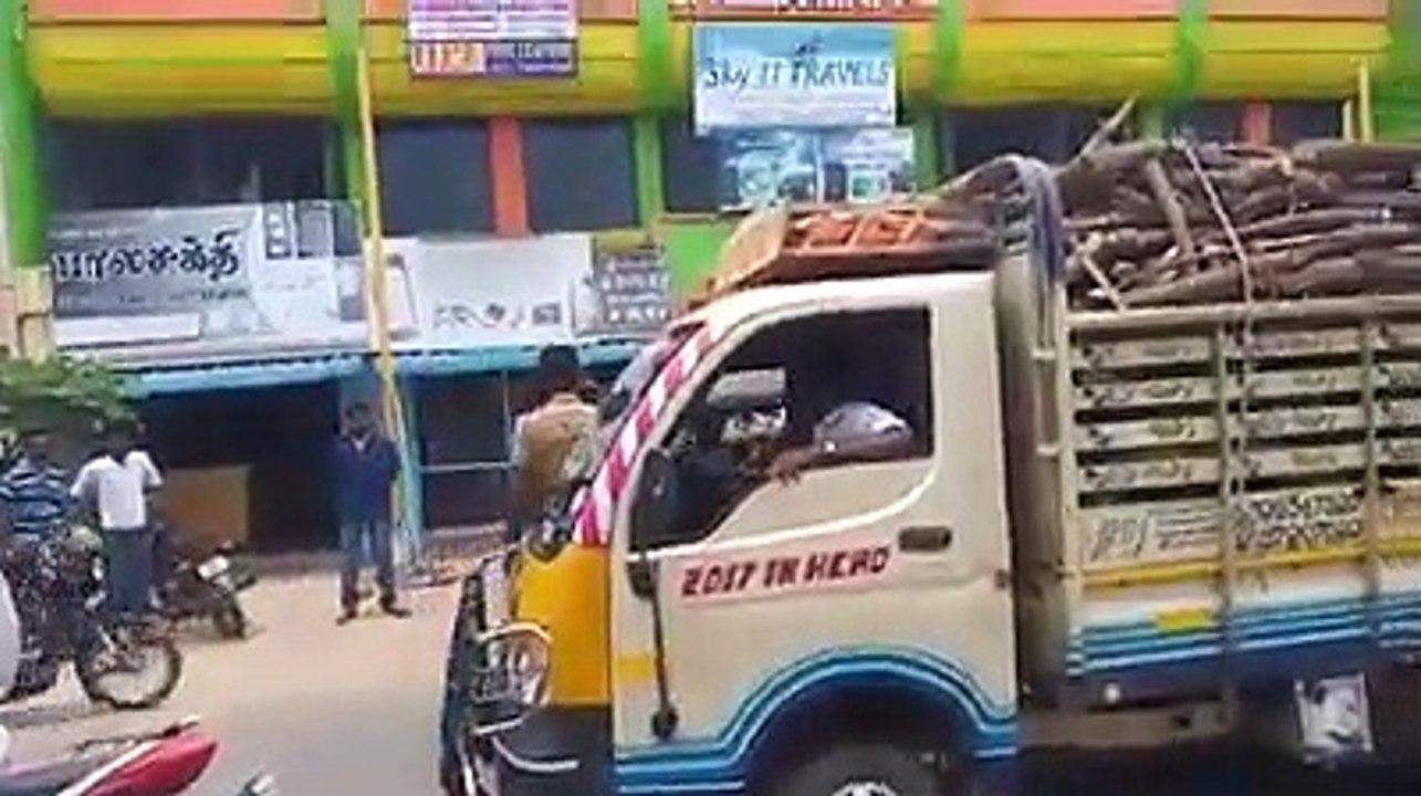 தமிழ்நாடு போலீஸ் வேண் ஓட்டுனர் கட்டிப்புரண்டு சண்டையிடும் காட்சி
