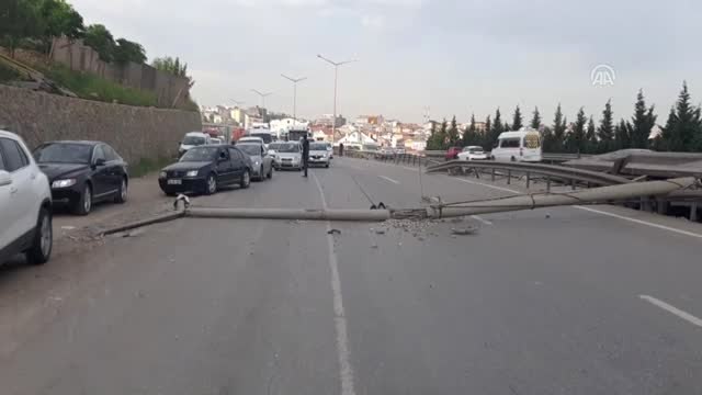 Lastiği Patlayan Tır Aydınlatma Direğine Çarptı - Kocaeli