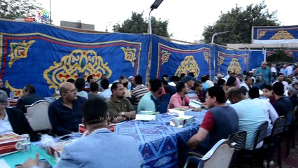 شاهد.. محافظ المنيا يشارك فى إفطار "الخيمة الرمضانية "