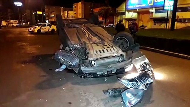 Carro capota após colisão em canteiro na Avenida Carlos Gomes