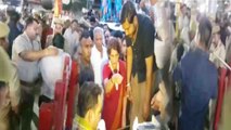 Priyanka Gandhi Vadra के Varanasi Road Show में Modi Supporters की जमकर पिटाई | वनइंडिया हिंदी