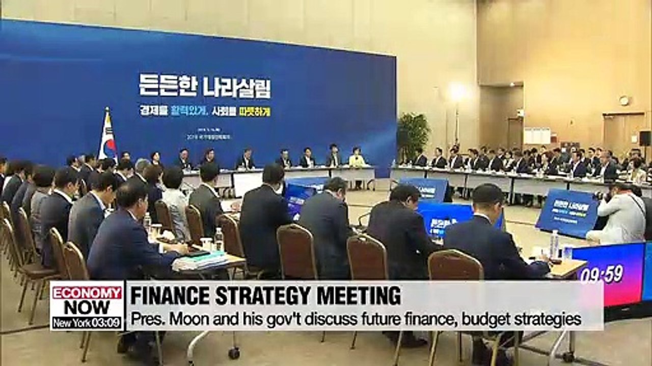 Pres. Moon calls on financial sector to work actively to improve lives