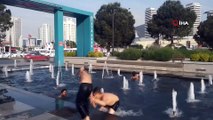 Çocukların süs havuzunda tehlikeli eğlencesi
