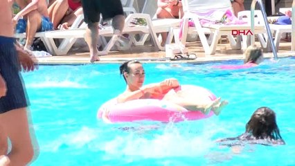 Antalya Turistler Köpük Partisinde Eğlendi