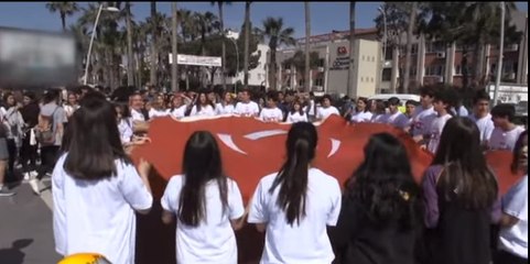 Milli Eğitim’i işte bunlar yönetiyor... İzmir Marşı'nı söyleyen öğrencinin boğazını sıktı