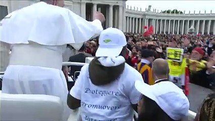 Un tour en papamobile pour huit enfants migrants