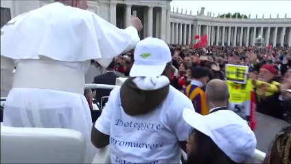 Un tour en papamobile pour huit enfants migrants