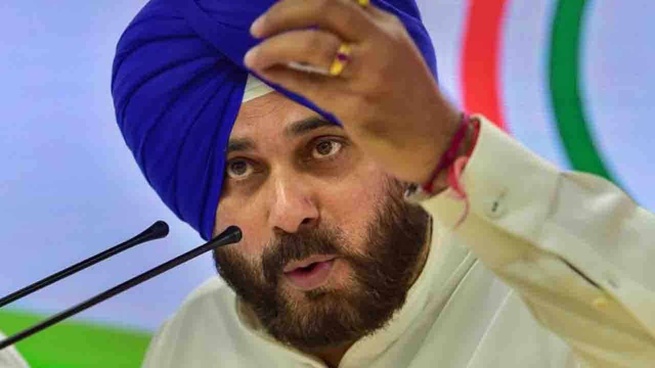 Navjot Singh Sidhu ने साधा PM Modi पर निशाना, ब...