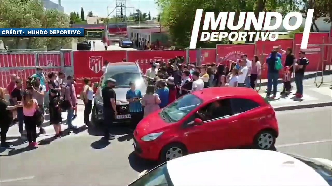 La cohue lors de la sortie d'Antoine Griezmann du centre d'entraînement de l'Atlético