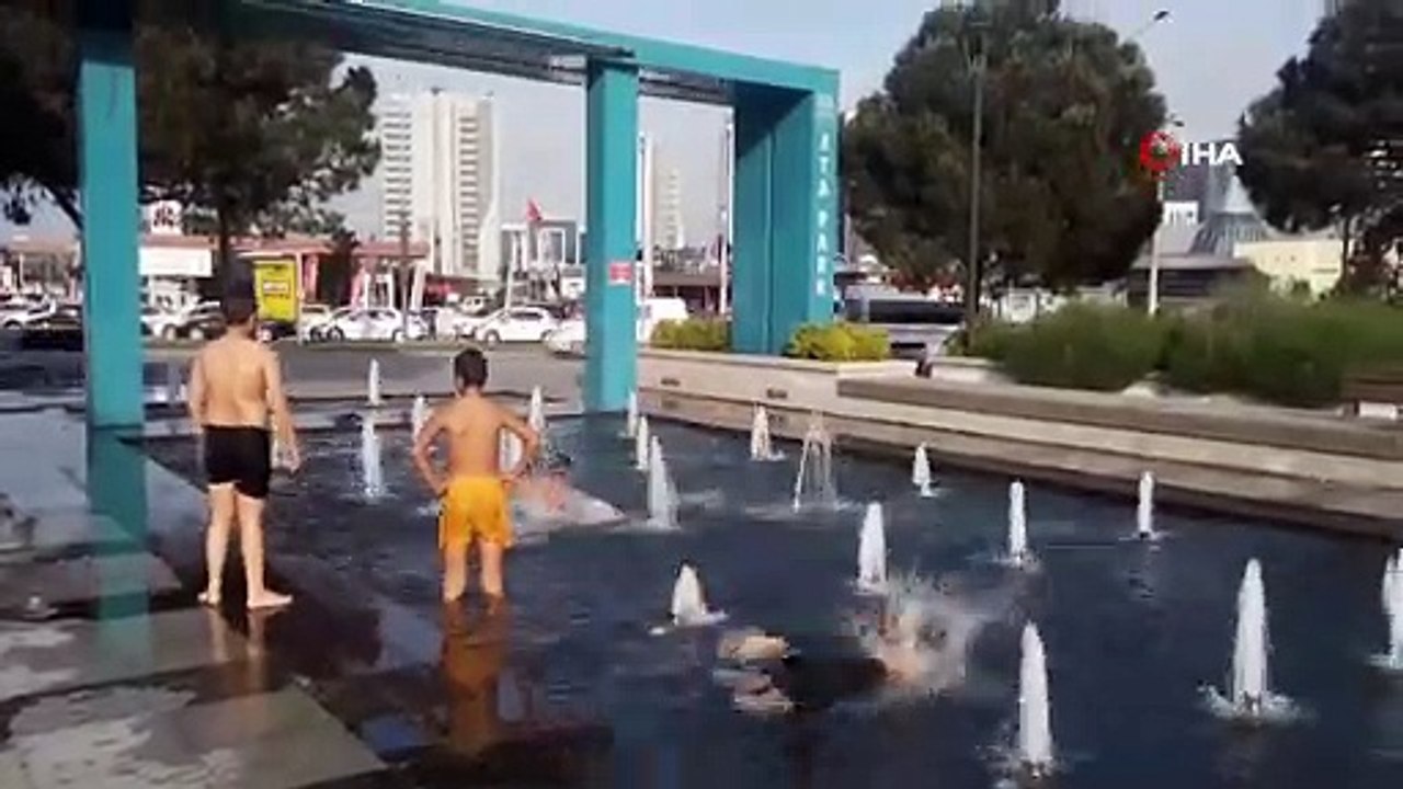 Çocukların Süs Havuzunda Tehlikeli Eğlencesi