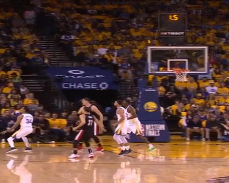 لقطة: كرة سلّة: سلّة ثلاثية لهود مع صافرة نهاية الشوط الأول