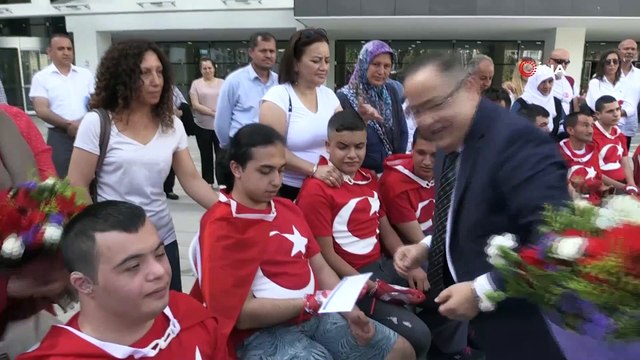Kınalar yakılıp davul zurna eşliğinde asker oldular