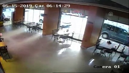 Bayrampaşa'da otomobilin iki kapısını 3 dakikada çaldılar - İSTANBUL