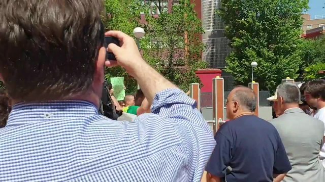 Escrache a la alcaldesa Manuela Carmena en Moratalaz