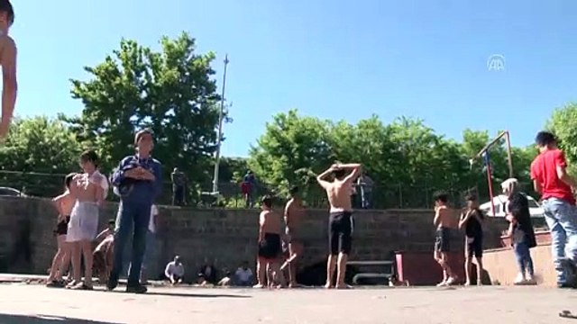 Süs havuzunda çocukların havuz keyfi - DİYARBAKIR