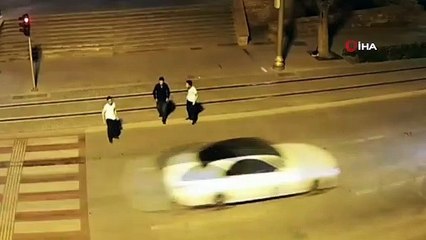 Sahur vakti caddede oynayan gençler mobeseye takıldı