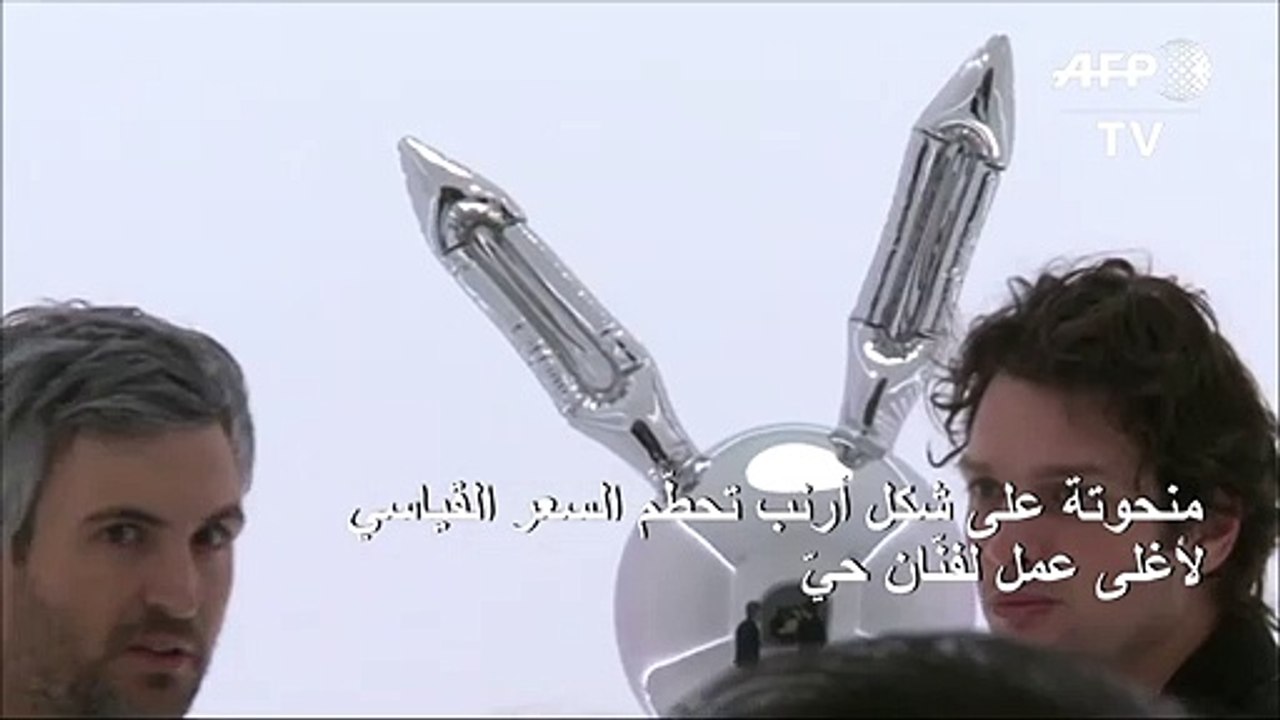 منحوتة لجيف كونز على شكل أرنب تحطّم السعر القياسي لأغلى عمل لفنّان حيّ