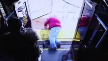Un empujón fatal en el autobús: mujer mata a anciano tras discusión