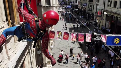 Örümcek adamların İstiklal Caddesindeki gösterisi ilgiyle izlendi