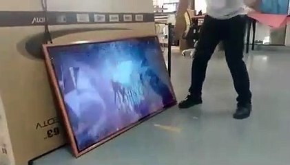 Cette télévision est incassable et le vendeur nous fait une démonstration !