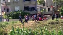 Altınşehir'de bulunan bir derede 13-14 yaşlarında olduğu tahmin edilen bir çocuk cesedi bulundu. Olay yerine polis ve itfaiye ekipleri sevk edildi. Cesedin dereden çıkartılması için çalışmalar sürüyor.