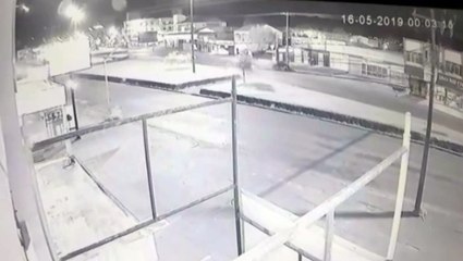 Download Video: Vídeo mostra carro capotando na Avenida Carlos Gomes