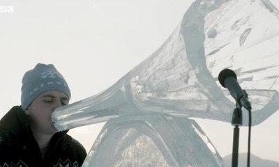 Kuzey Kutbu'nda buzdan enstrümanlarla konser