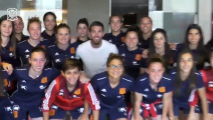 Visita sorpresa de Sergio Ramos a la concentración de la selección femenina