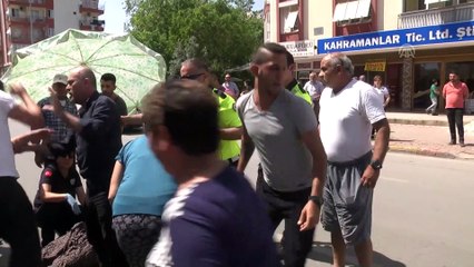 Yaralı kadını sıcaktan şemsiyeyle korudular - ANTALYA