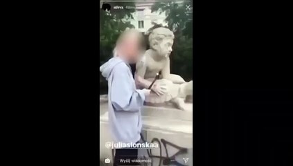 Daha fazla beğeni almak için 200 yıllık heykeli kırdı