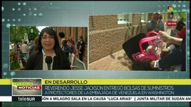 EEUU: Jesse Jackson entrega alimentos a activistas en embajada de Vzla